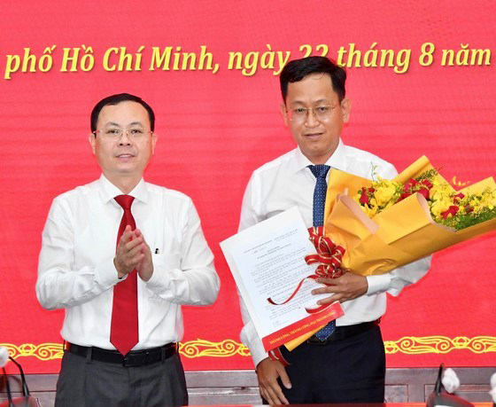 Đồng chí Nguyễn Văn Hiếu, Phó Bí thư Thành ủy TP. Hồ Chí Minh trao Quyết định cho đồng chí Trần Quốc Trung